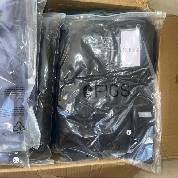 *Brand New* Figs Women's Navy Zamora Jogger Pants and Casma Top Scrub Set - Picture 10 of 12